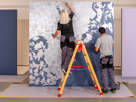 Maler und Malerin wiederholen die Applikation (siehe Bild 4) nach vollständiger Trocknung der ersten Schicht