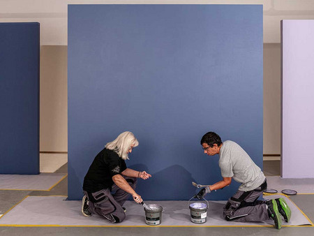 Maler und Malerin bereiten CD Stucco Eleganza in den Farbnuancen 3D Lavendel 105 und 3D Velvet 25 vor, mit je einem Spachtelset pro Farbton